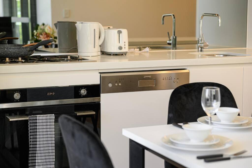Rosebery Near Airport & Train & Shops *